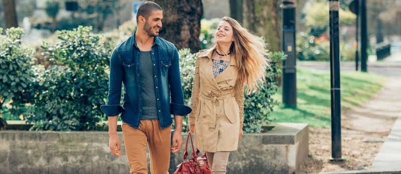Νεαρό ζευγάρι μόδας που περπατά στον δρόμο τις καλοκαιρινές μέρες