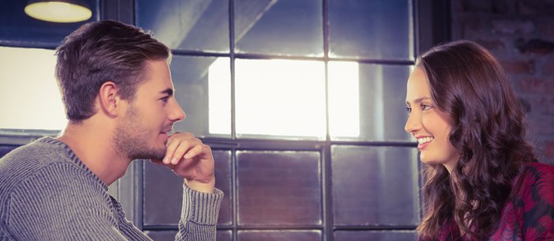Coppia che comunica insieme al bar o al caffè