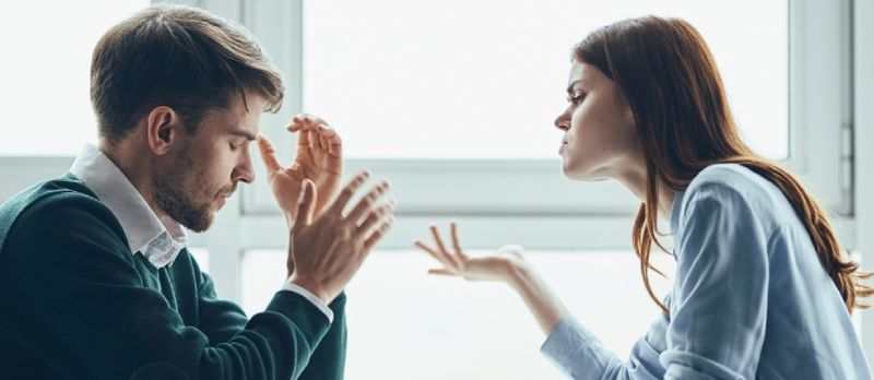 Männlech a weiblech Konflikt entwéckelt Kommunikatioun am Café oder Restaurant