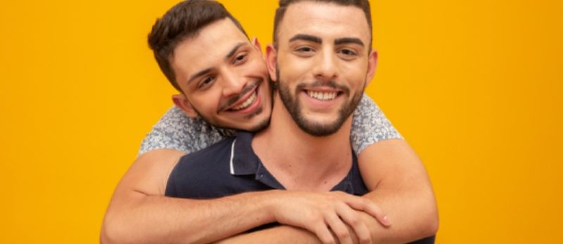 Un couple gay sur fond jaune Studio.