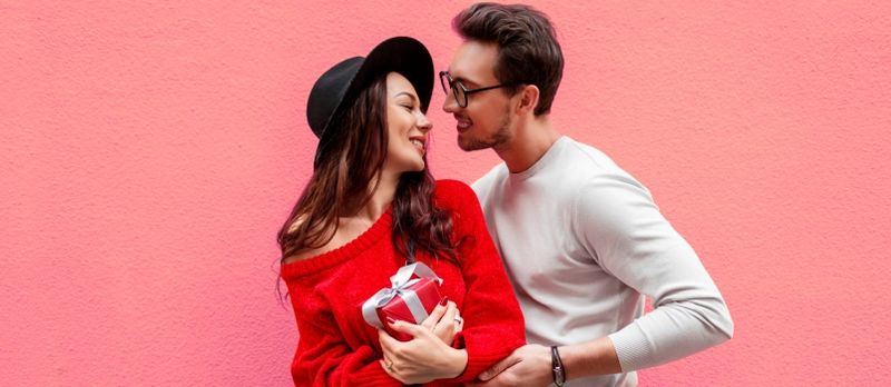 Hommes donnant un cadeau à Lady Fall in Love