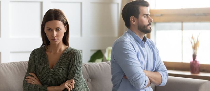 Couple en conflit ignorant l