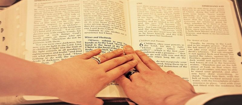 par ruku stavljenih na bibliju