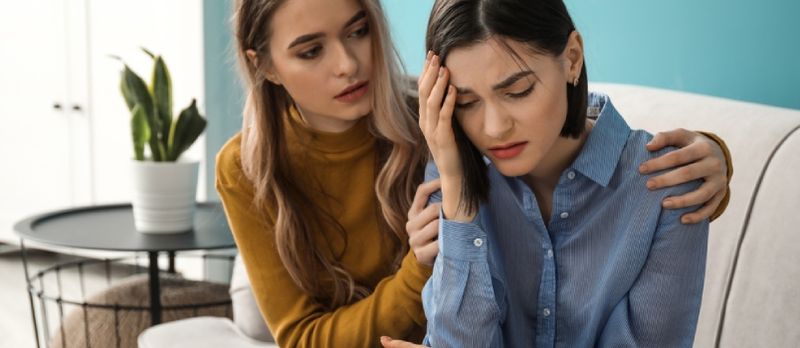 Jeune femme calmant son amie à l