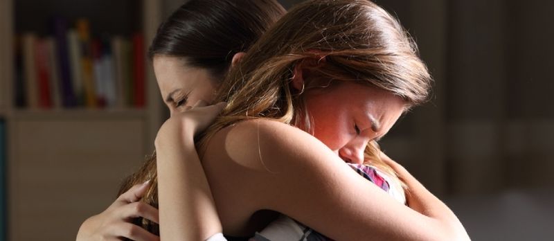 Vue latérale de deux bons amis tristes s