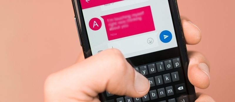 Chiudere il messaggio di digitazione della mano degli uomini