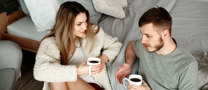 homem e mulher conversando no café