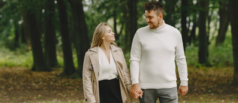 Oamenii Parcă Femeie Palton maro Bărbat Pulover Alb Mergând Împreună Și Privindu-se În Ochi