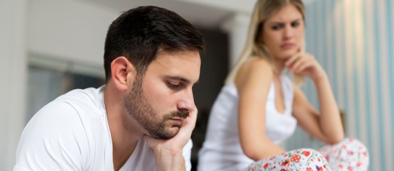 Cuplu tânăr nefericit care are probleme de relație nerezolvate