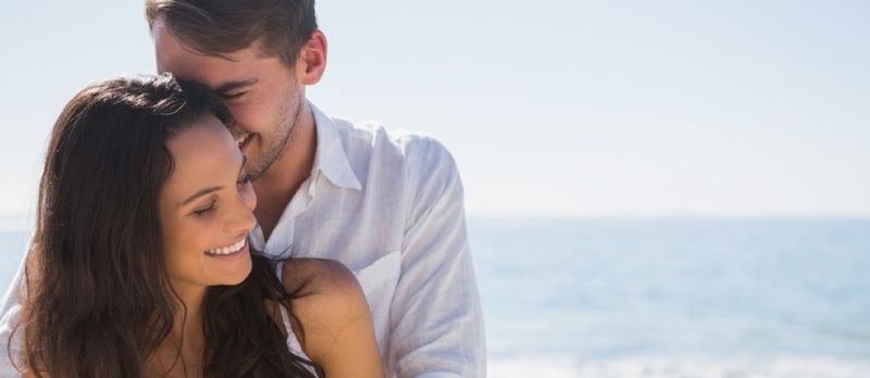 Attraktiv Koppel Cuddling Op der Plage