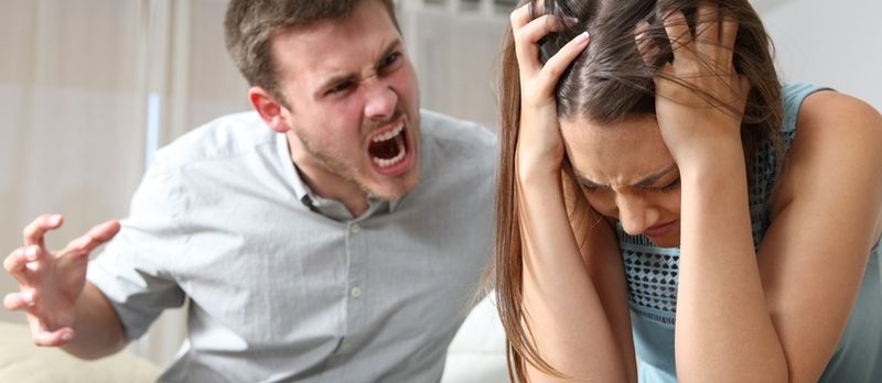 Cütlük Mübahisə edir. Evin İçərisində Qorxmuş Arvadına Qışqıran Ər
