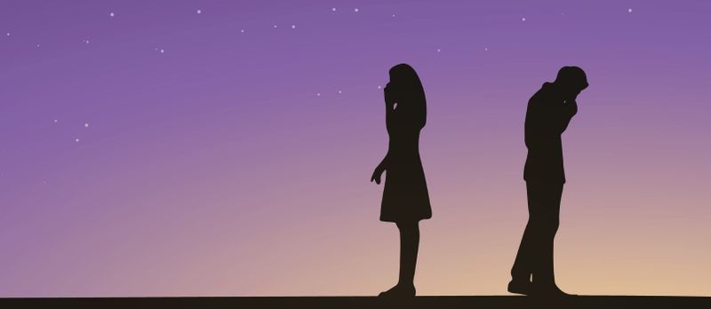 Siluetat e Çiftit të Zemrës së Thyer të Burrit dhe Gruas. Qielli i natës dhe yjet si sfond