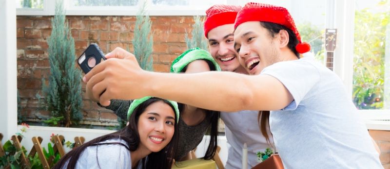 Milad və Yeni iliniz mübarək bayramda Ağıllı Telefonla Ailə və ya Dostlarla Selfie Portreti çəkmək