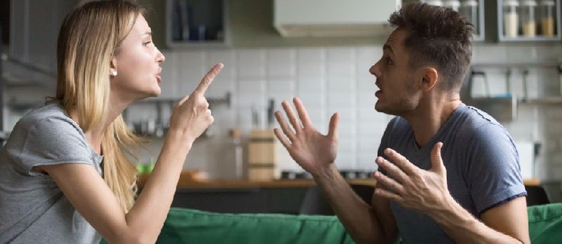 Ljuti milenijski par koji se svađa i viče optužujući jedno drugo za problem, frustrirani muž i iznervirana žena svađaju se oko loših bračnih odnosa