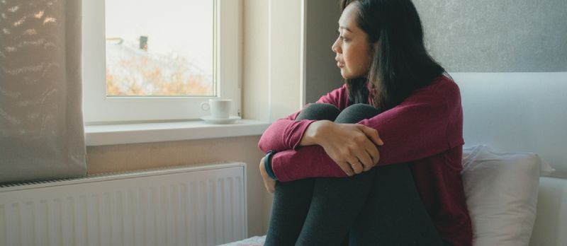 Mulleres Soas Sentadas Soas Mirando Para Abaixo Da Fiestra