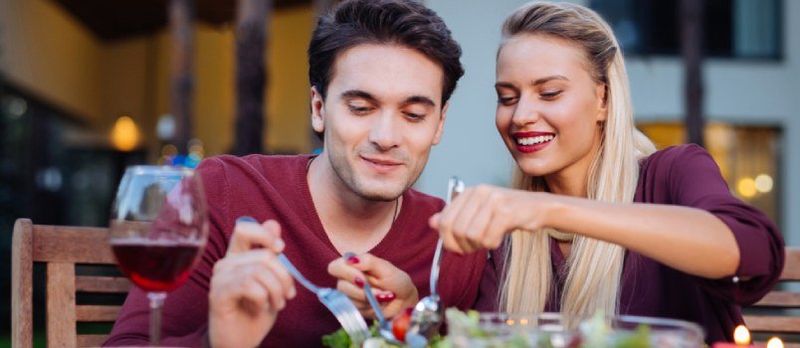 casais namoro ritual significativo de comer algo juntos