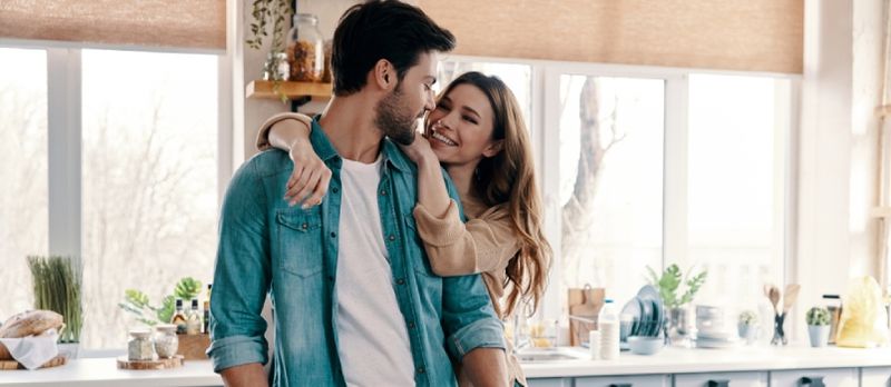 Beau couple appréciant la vie amoureuse au concept romantique de cuisine