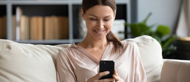 Mlade žene koriste mobilni telefon