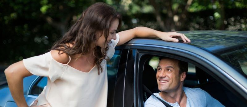 Glécklech Koppel Treffen zesummen Outdoor Männer am Auto