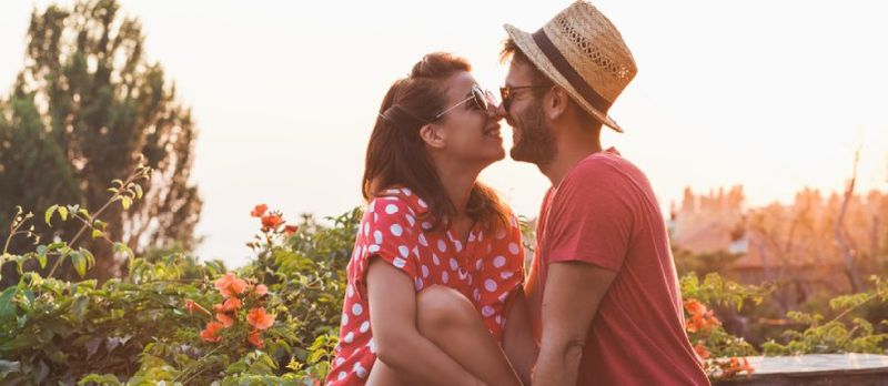 Amando a hombres y mujeres juntándose en terris Hombres con gorra de cazador Mujeres sonriendo