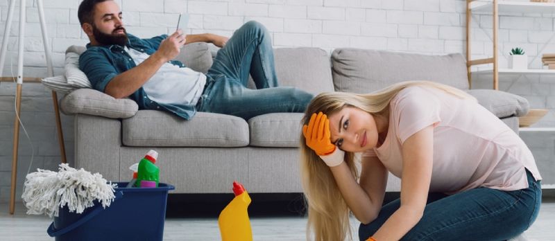 Adam Kanepede Yatıyor ve Telefonda Yazıyor, Üzgün ​​Kadın Başına Sarılıyor ve Evde Yerleri Yıkar