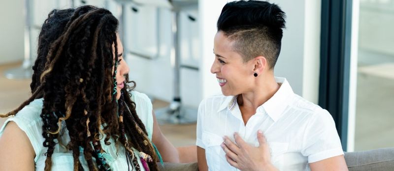 pareja lesbiana, hablar, uno al otro, en, sala