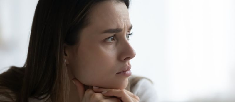 Senhora chateada estressada sentada sozinha em casa