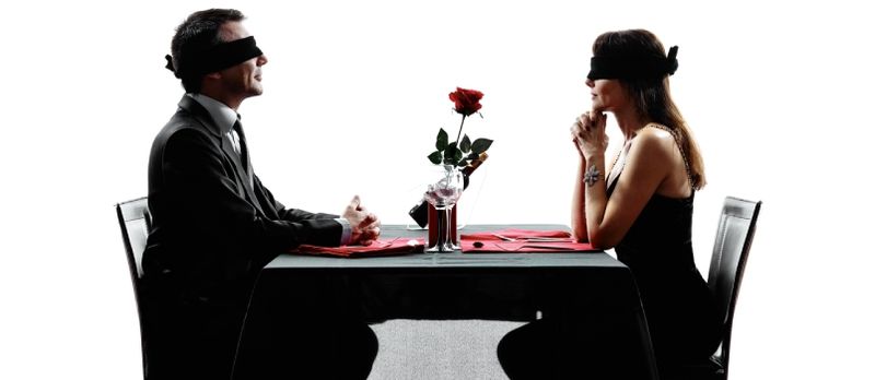Koppel Liebhaber iessen Blind Date a Silhouetten op wäissen Hannergrond