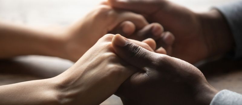 Mężczyźni i kobiety trzymające się za ręce