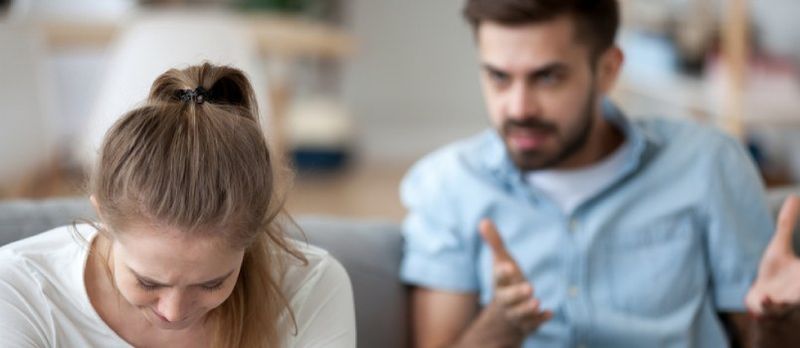 Ağ kişi və qadın qızğın mübahisə edirlər