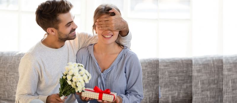 Kişilər Qadınlara Gül Verir