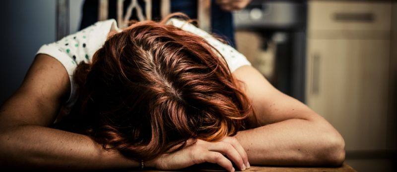 Kədərli gənc depressiyaya düşmüş xanım skamyada başını aşağı salır