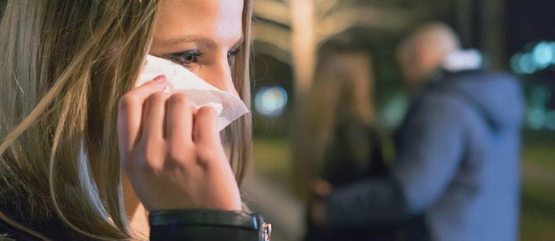 Notion de trahison. Fille qui pleure bouleversée découvrant son petit ami avec une autre femme