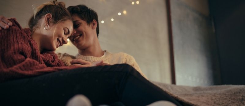 Evdə Divanda Birgə Oturan Romantik Gənc Kişi və Qadın