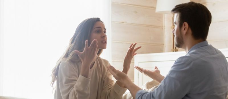 Un jeune couple en colère s