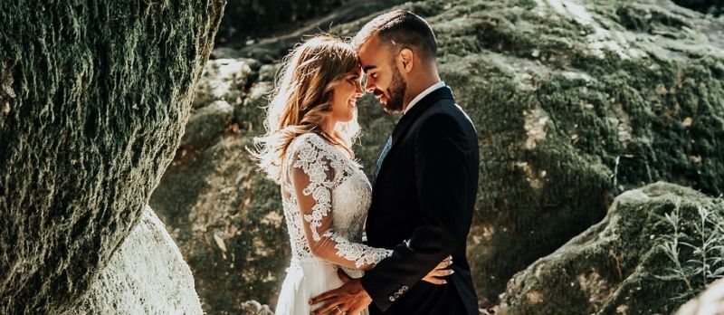 დაქორწინებისთვის ჩაცმული ახალგაზრდა მამაკაცი და ქალი