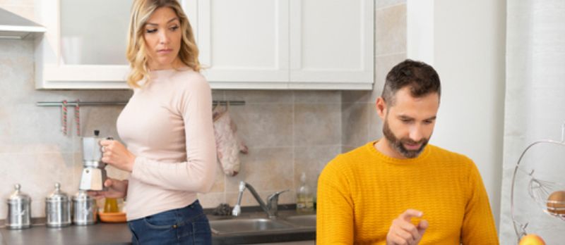 Homens e mulheres chateados na cozinha em casa