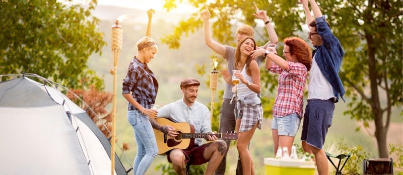 Gruppe Jugendliche, die im Wald tanzen und sich freuen