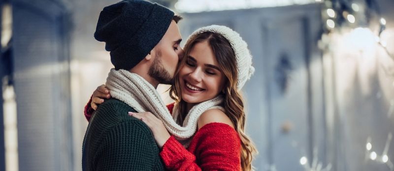 Un tânăr romantic se distrează în aer liber iarna, înainte de Crăciun