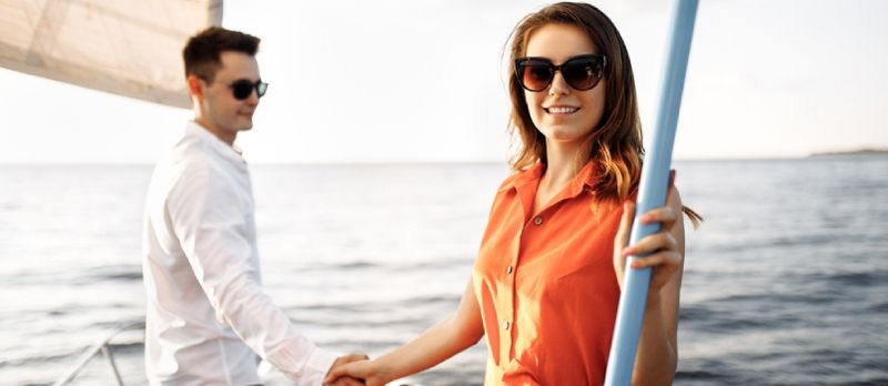 Una pareja enamorada al borde del yate se abraza y se da la mano, muestra amor, abrazos fuertes