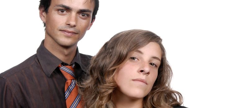 jeune couple, ensemble, portrait, isolé, blanc, foyer, sur, les, femme