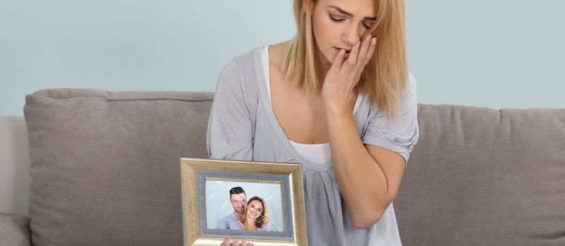 Aşiq Cütlüyün Sınıq Şəkil Çərçivəsini tutan Kədərli Qadın