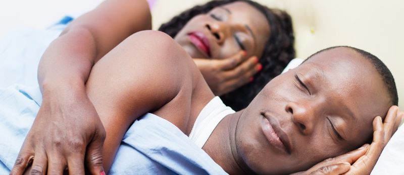 Crni Afro muškarci i žene spavaju zajedno u krevetu
