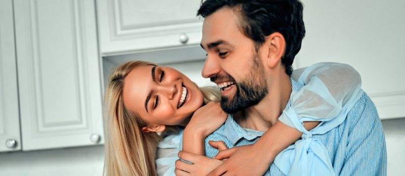 Çifti i lumtur që është romantik në dhomë