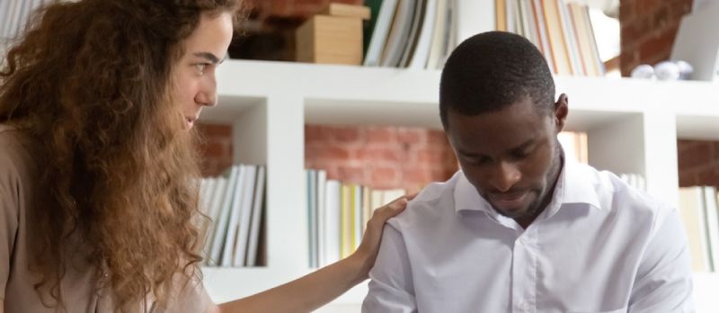 Psikologu Kawkasjan Mara Tappoġġja Tikkonforta Millennial Afrikan Addicted Guy Nies Diversi Jinġabru F