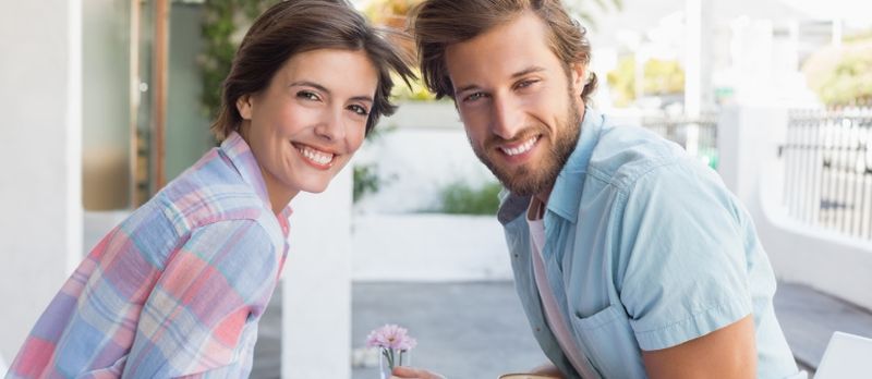 Casal feliz em um encontro lá fora no café