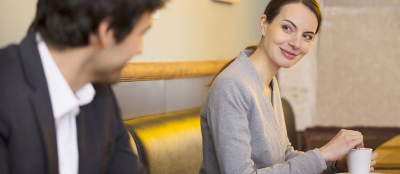 Grua e lezetshme që flirton me një burrë në bar, restorant