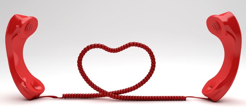 Telefonska ručka sa žičanim oblikom srca koncept veze na daljinu
