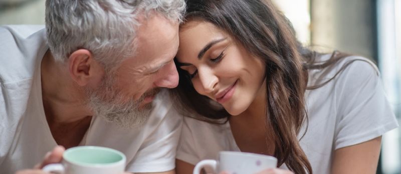 Nyter ømhet. Et nydelig par som har sin morgenkaffe sammen