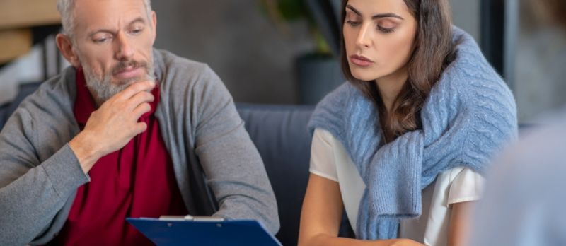 Etter terapi. En mann og kvinne sjekker terapeutrapporten deres